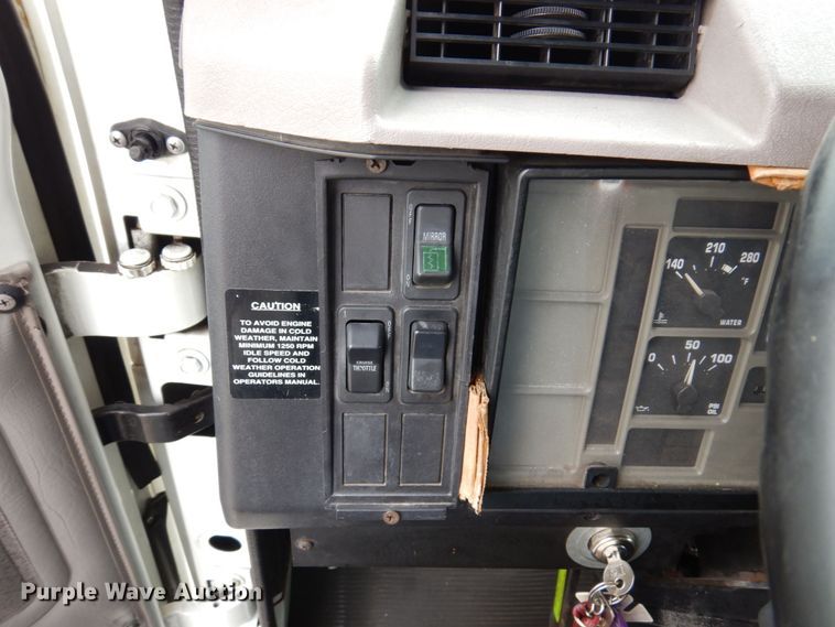 image for item KR9175 2001 International 4700  flatbed truck