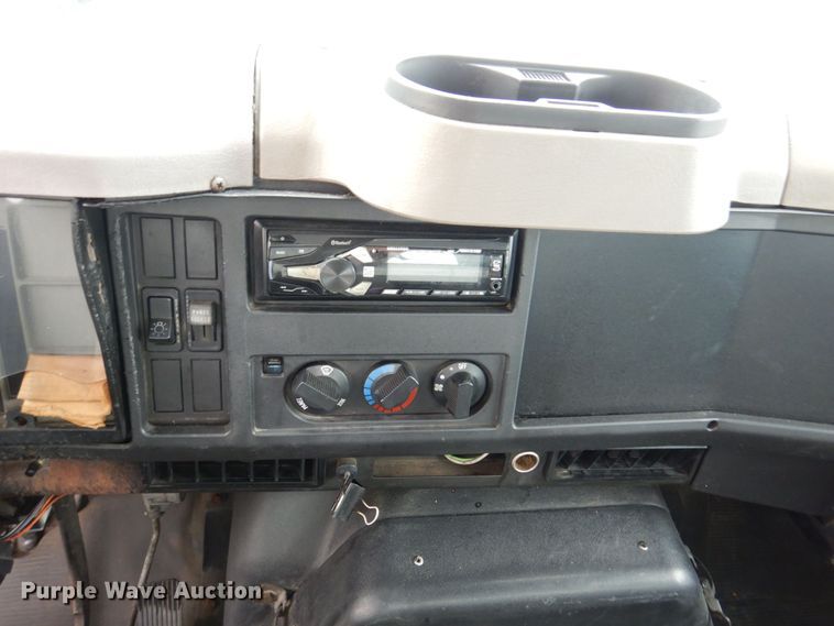 image for item KR9175 2001 International 4700  flatbed truck