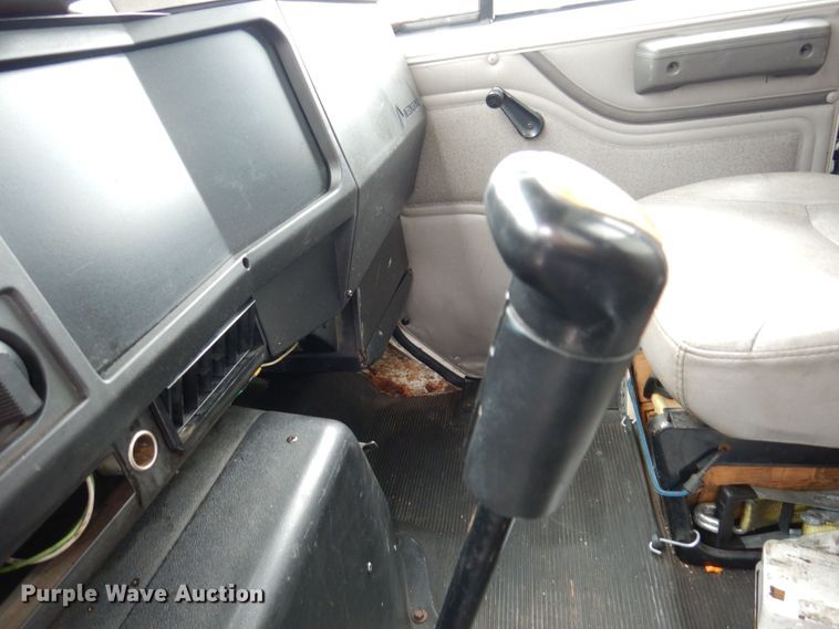 image for item KR9175 2001 International 4700  flatbed truck