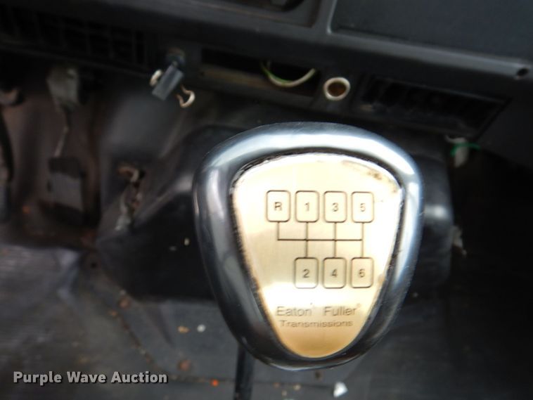 image for item KR9175 2001 International 4700  flatbed truck