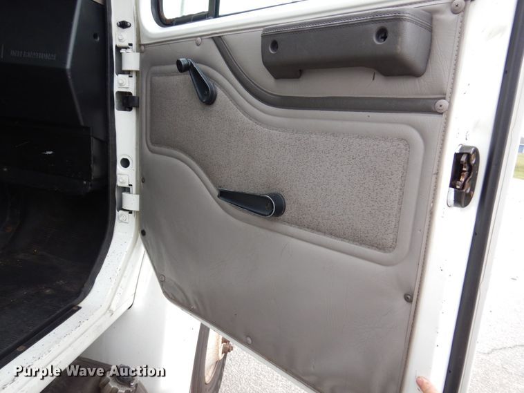 image for item KR9175 2001 International 4700  flatbed truck