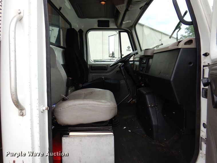 image for item KR9175 2001 International 4700  flatbed truck