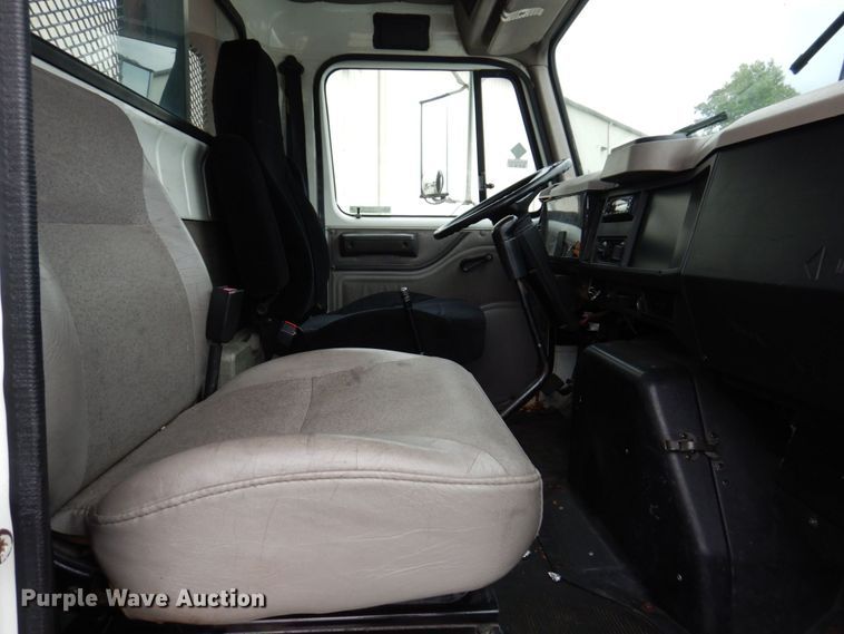 image for item KR9175 2001 International 4700  flatbed truck