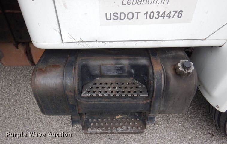 image for item KR9175 2001 International 4700  flatbed truck