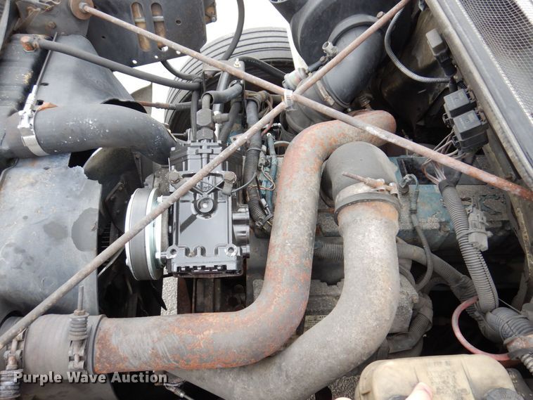 image for item KR9175 2001 International 4700  flatbed truck