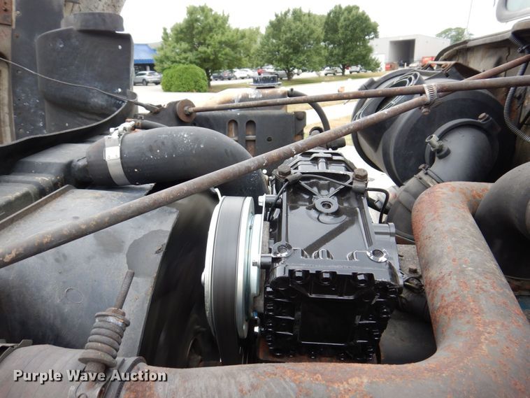 image for item KR9175 2001 International 4700  flatbed truck