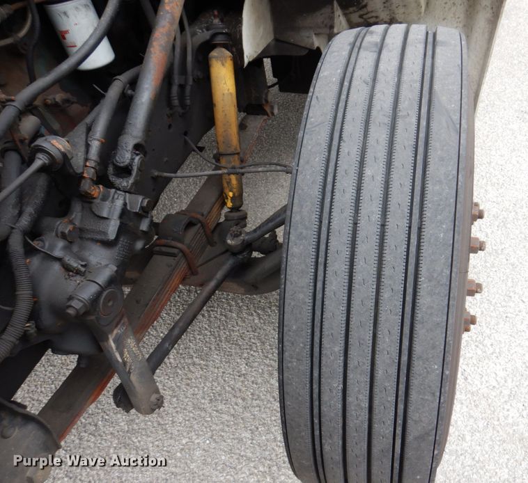 image for item KR9175 2001 International 4700  flatbed truck