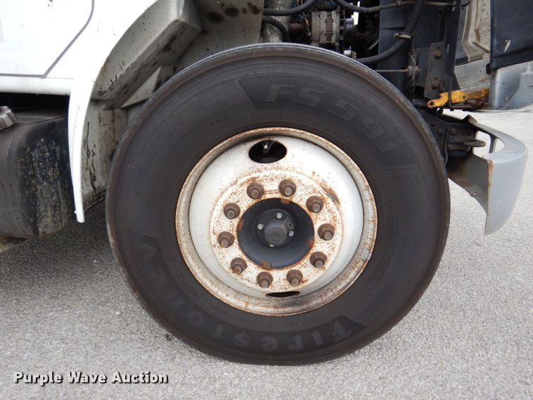 image for item KR9175 2001 International 4700  flatbed truck