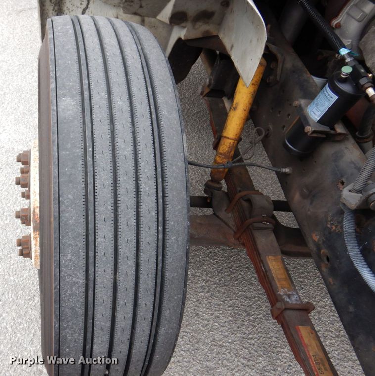 image for item KR9175 2001 International 4700  flatbed truck