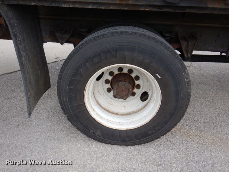 image for item KR9175 2001 International 4700  flatbed truck