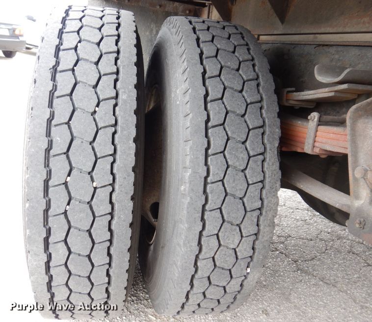 image for item KR9175 2001 International 4700  flatbed truck