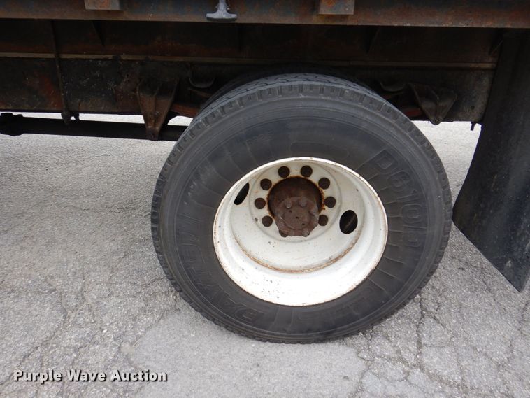 image for item KR9175 2001 International 4700  flatbed truck