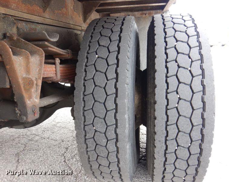 image for item KR9175 2001 International 4700  flatbed truck