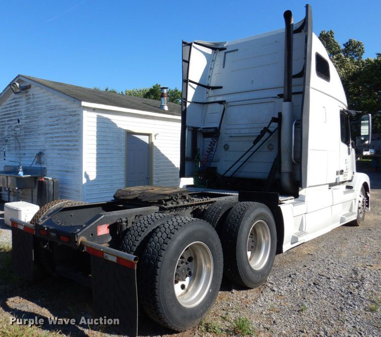 image for item KR9217 2014 Volvo VNL670  semi truck