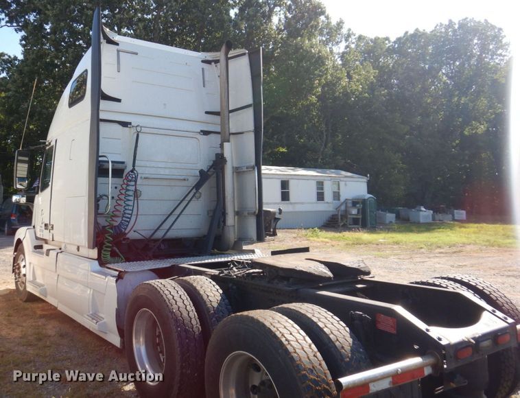 image for item KR9217 2014 Volvo VNL670  semi truck