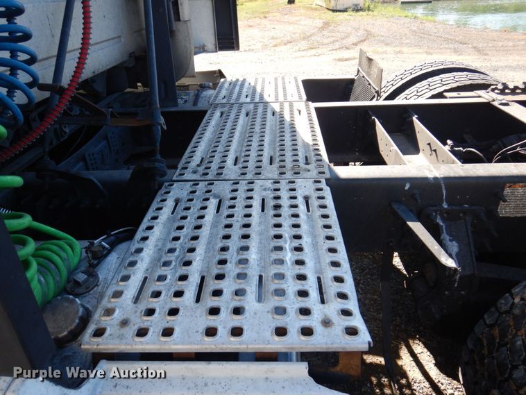 image for item KR9217 2014 Volvo VNL670  semi truck