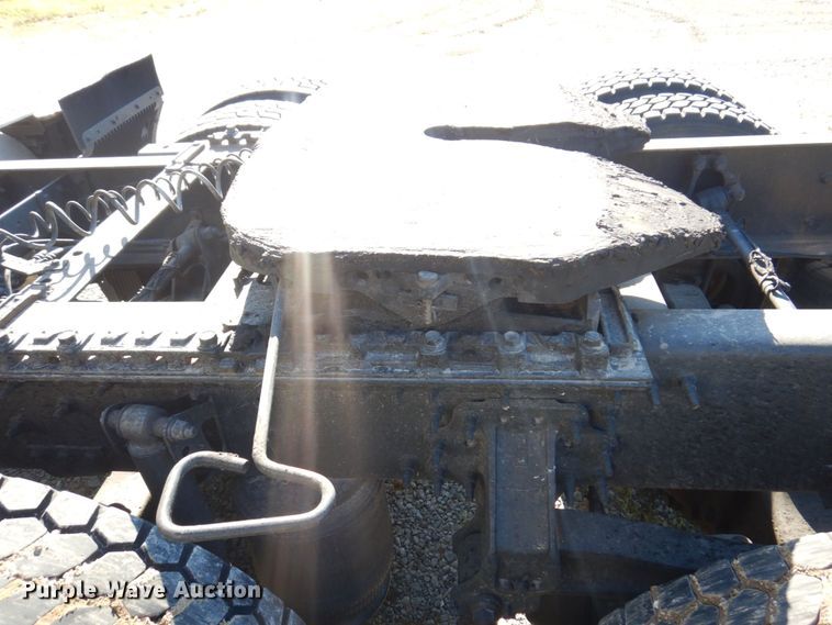 image for item KR9217 2014 Volvo VNL670  semi truck