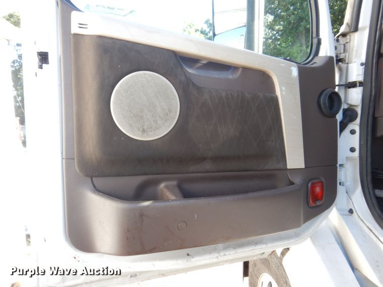 image for item KR9217 2014 Volvo VNL670  semi truck