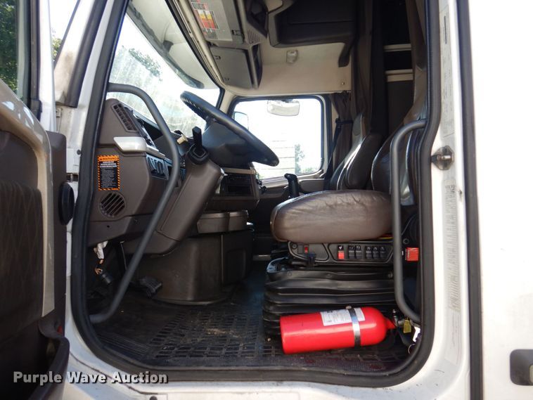 image for item KR9217 2014 Volvo VNL670  semi truck