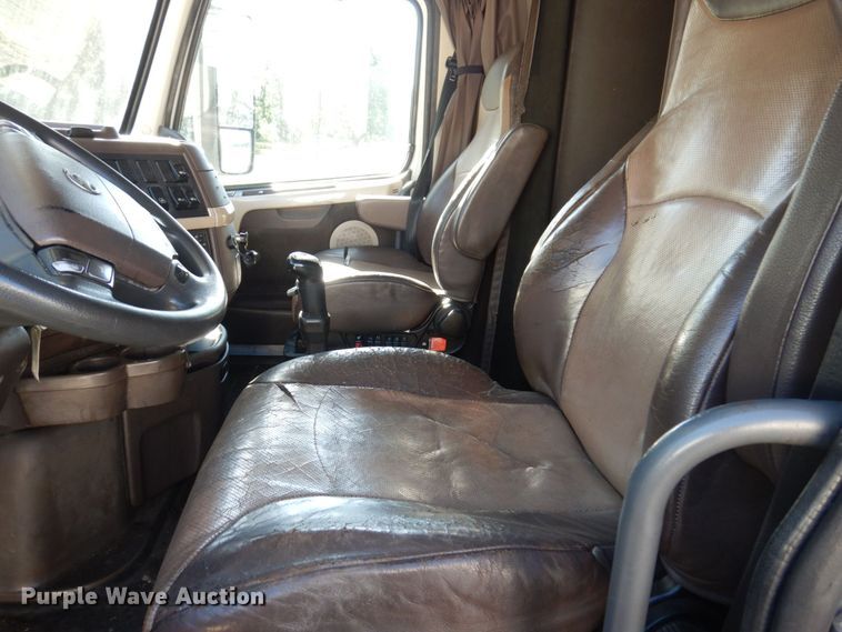 image for item KR9217 2014 Volvo VNL670  semi truck