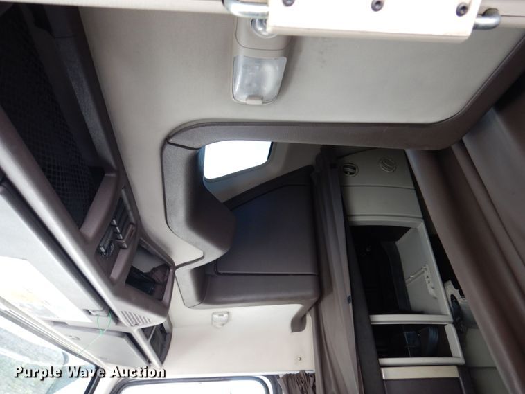 image for item KR9217 2014 Volvo VNL670  semi truck