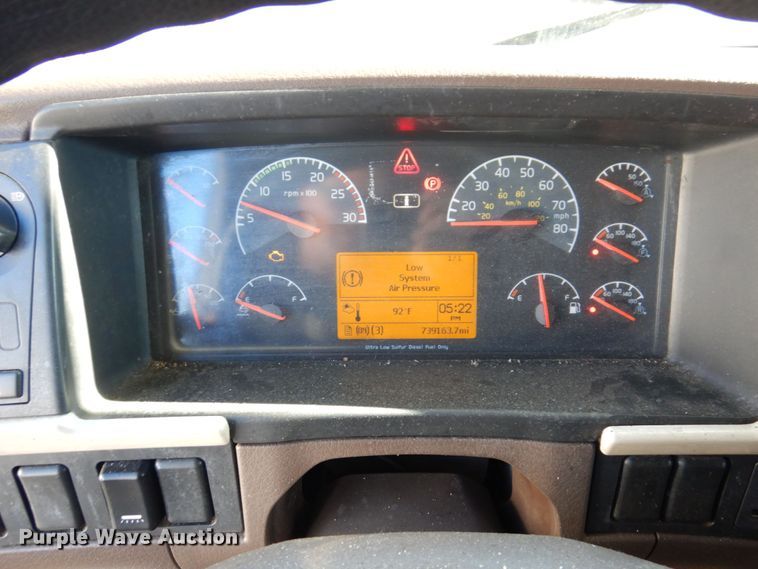 image for item KR9217 2014 Volvo VNL670  semi truck