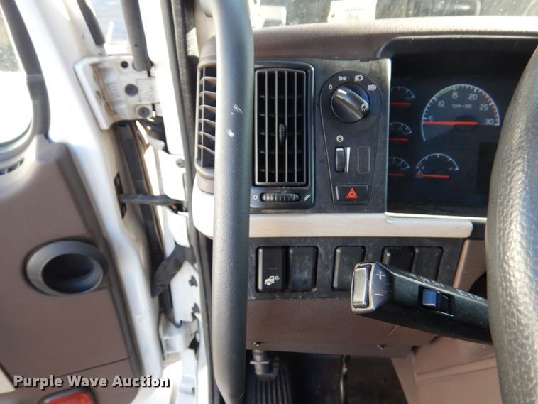 image for item KR9217 2014 Volvo VNL670  semi truck