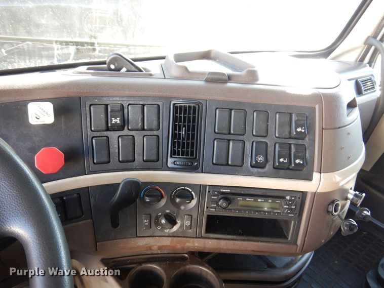 image for item KR9217 2014 Volvo VNL670  semi truck