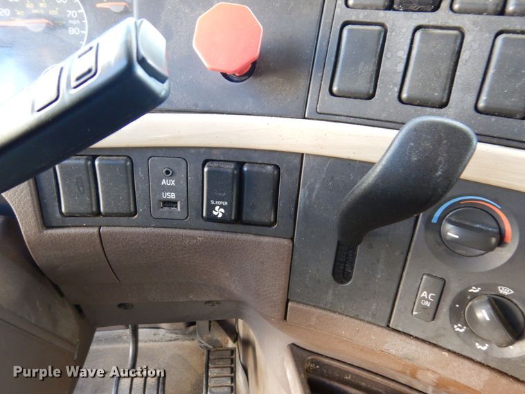 image for item KR9217 2014 Volvo VNL670  semi truck