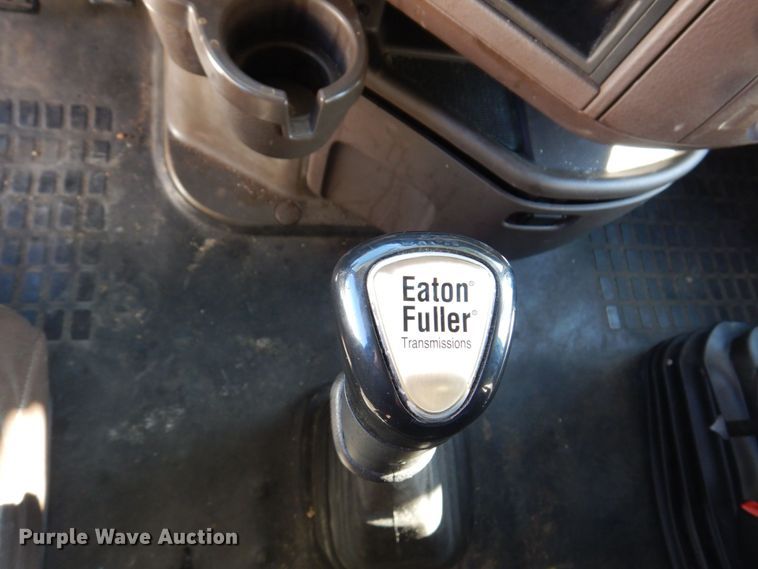 image for item KR9217 2014 Volvo VNL670  semi truck