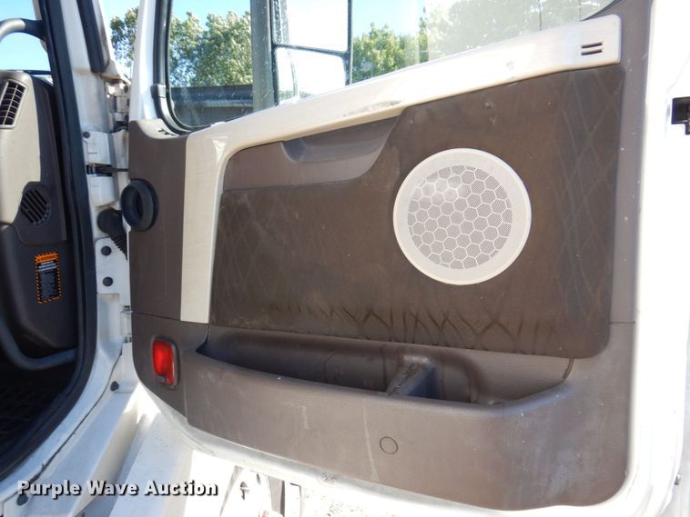 image for item KR9217 2014 Volvo VNL670  semi truck