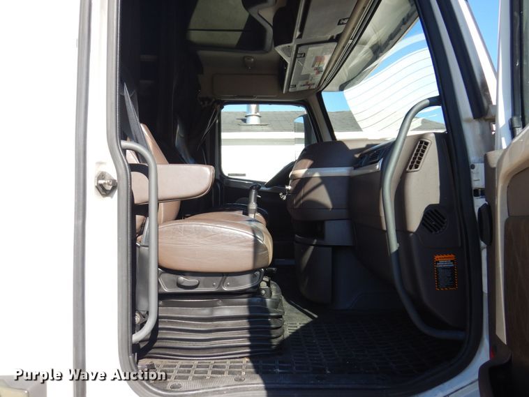 image for item KR9217 2014 Volvo VNL670  semi truck