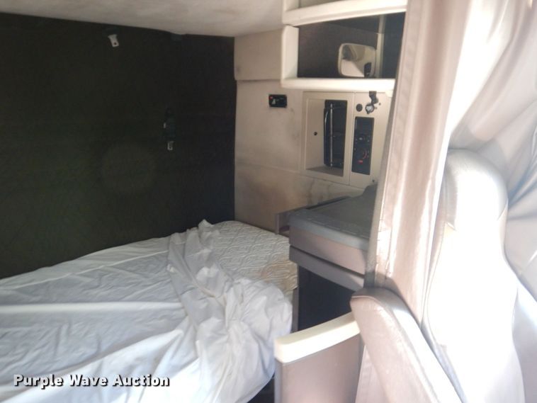 image for item KR9217 2014 Volvo VNL670  semi truck