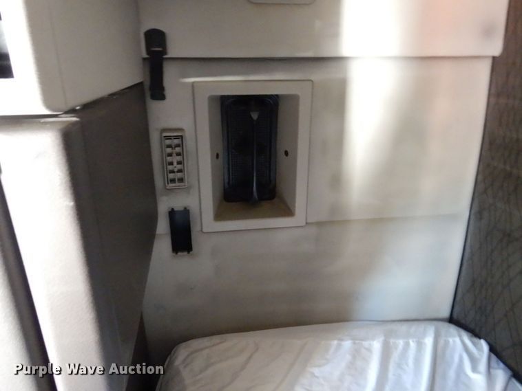 image for item KR9217 2014 Volvo VNL670  semi truck