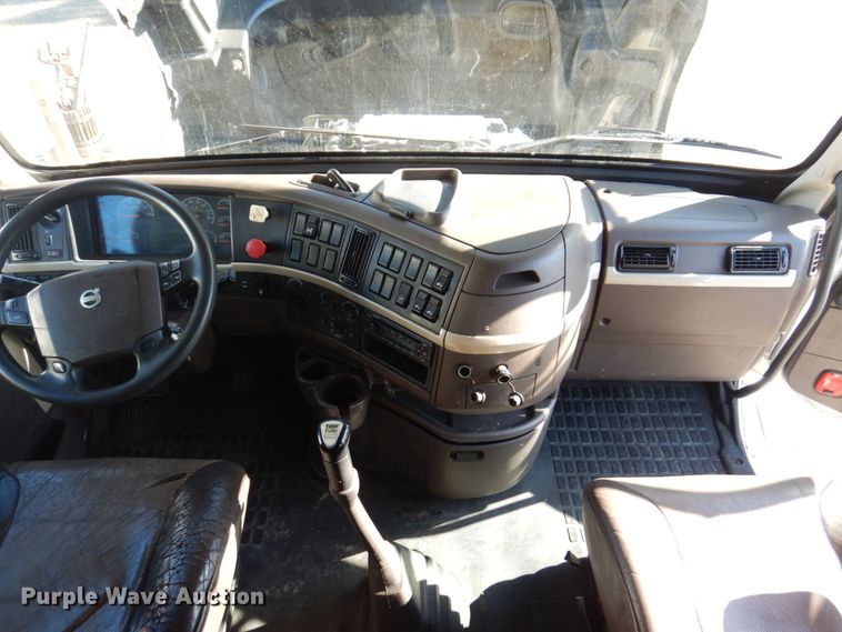 image for item KR9217 2014 Volvo VNL670  semi truck