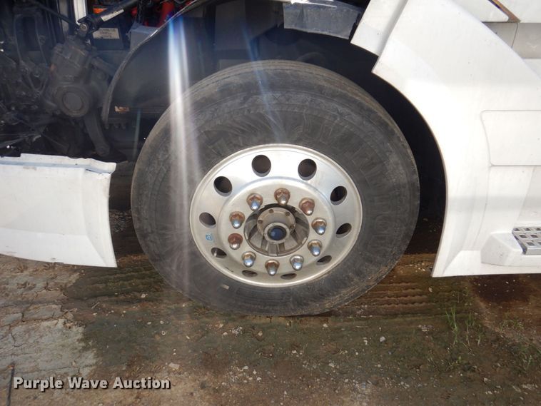 image for item KR9217 2014 Volvo VNL670  semi truck