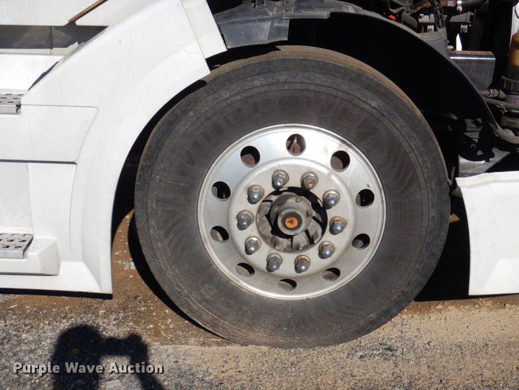 image for item KR9217 2014 Volvo VNL670  semi truck