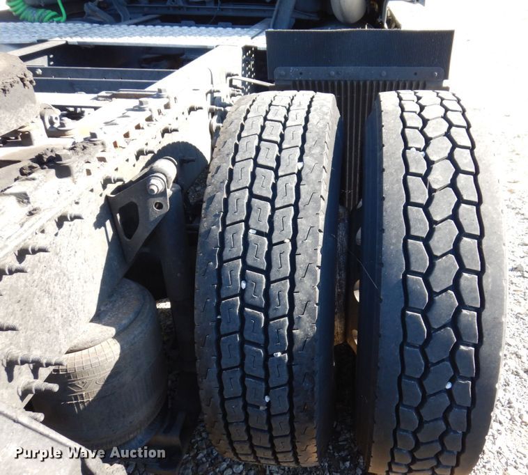 image for item KR9217 2014 Volvo VNL670  semi truck