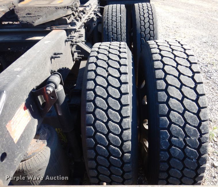 image for item KR9217 2014 Volvo VNL670  semi truck