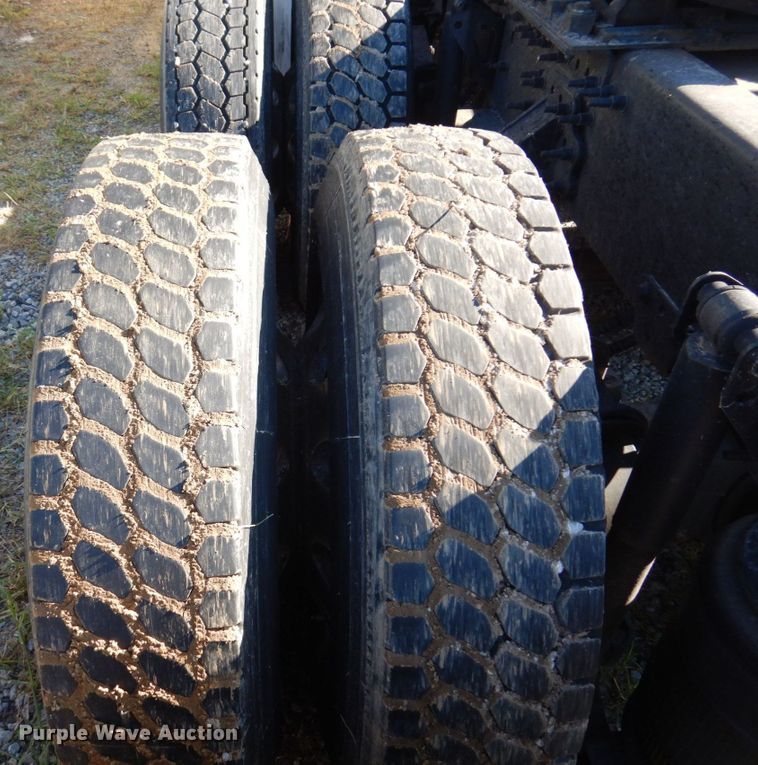 image for item KR9217 2014 Volvo VNL670  semi truck