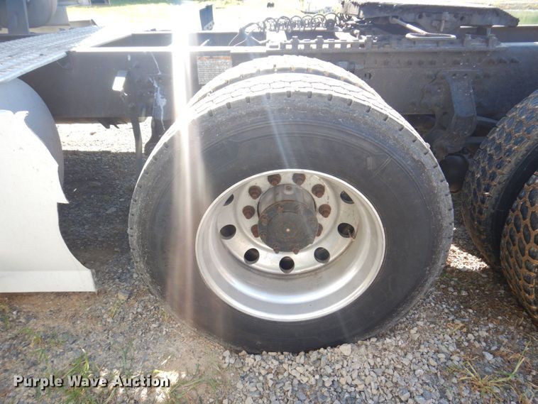 image for item KR9217 2014 Volvo VNL670  semi truck