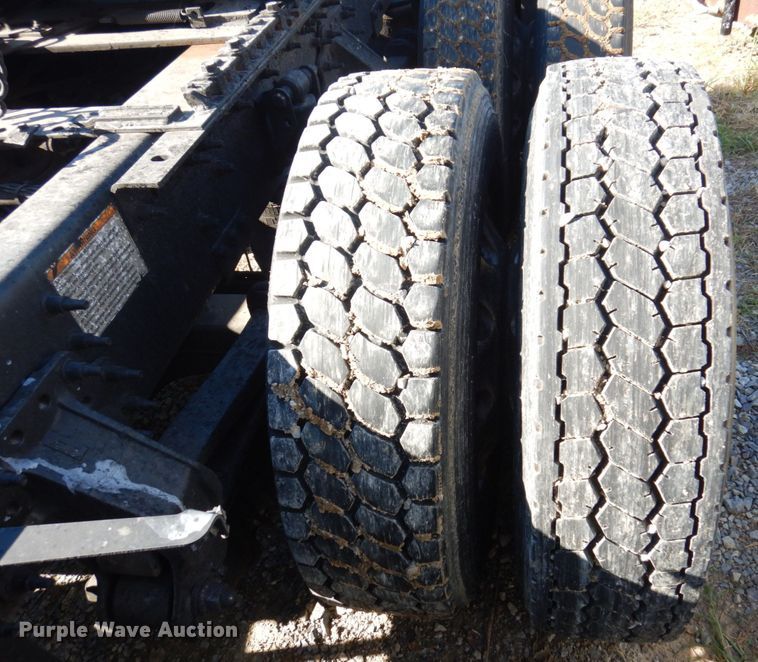 image for item KR9217 2014 Volvo VNL670  semi truck