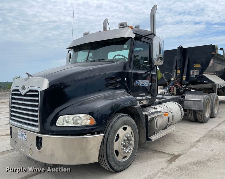 image for item LF9141 2005 Mack CXN613  semi truck