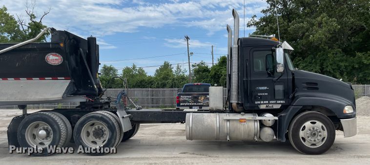 image for item LF9141 2005 Mack CXN613  semi truck