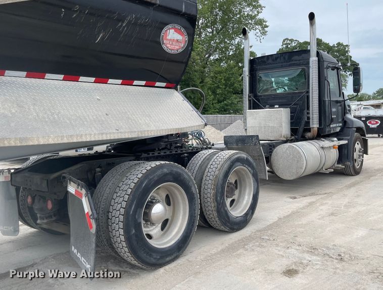 image for item LF9141 2005 Mack CXN613  semi truck