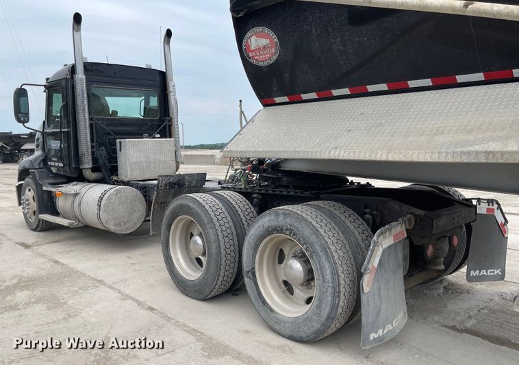 image for item LF9141 2005 Mack CXN613  semi truck