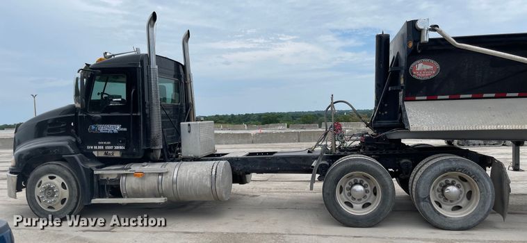 image for item LF9141 2005 Mack CXN613  semi truck