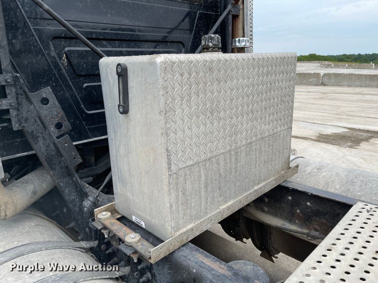 image for item LF9141 2005 Mack CXN613  semi truck