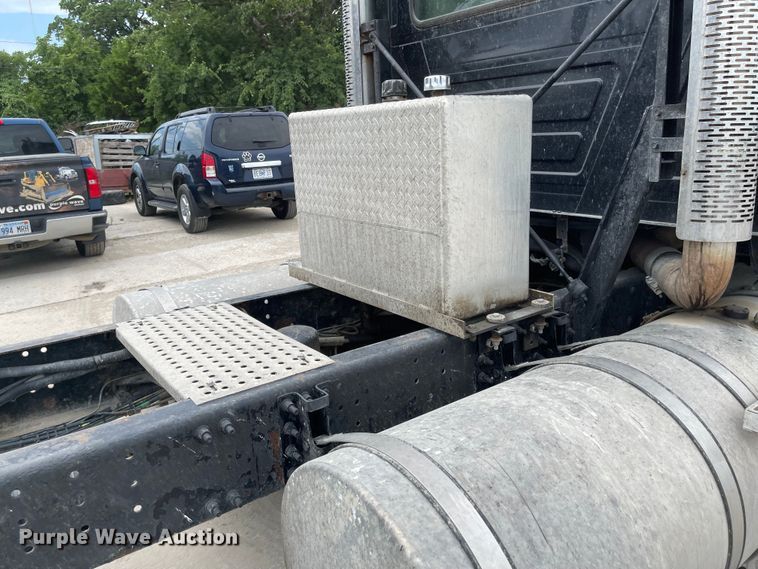 image for item LF9141 2005 Mack CXN613  semi truck