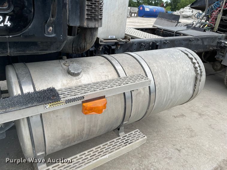 image for item LF9141 2005 Mack CXN613  semi truck